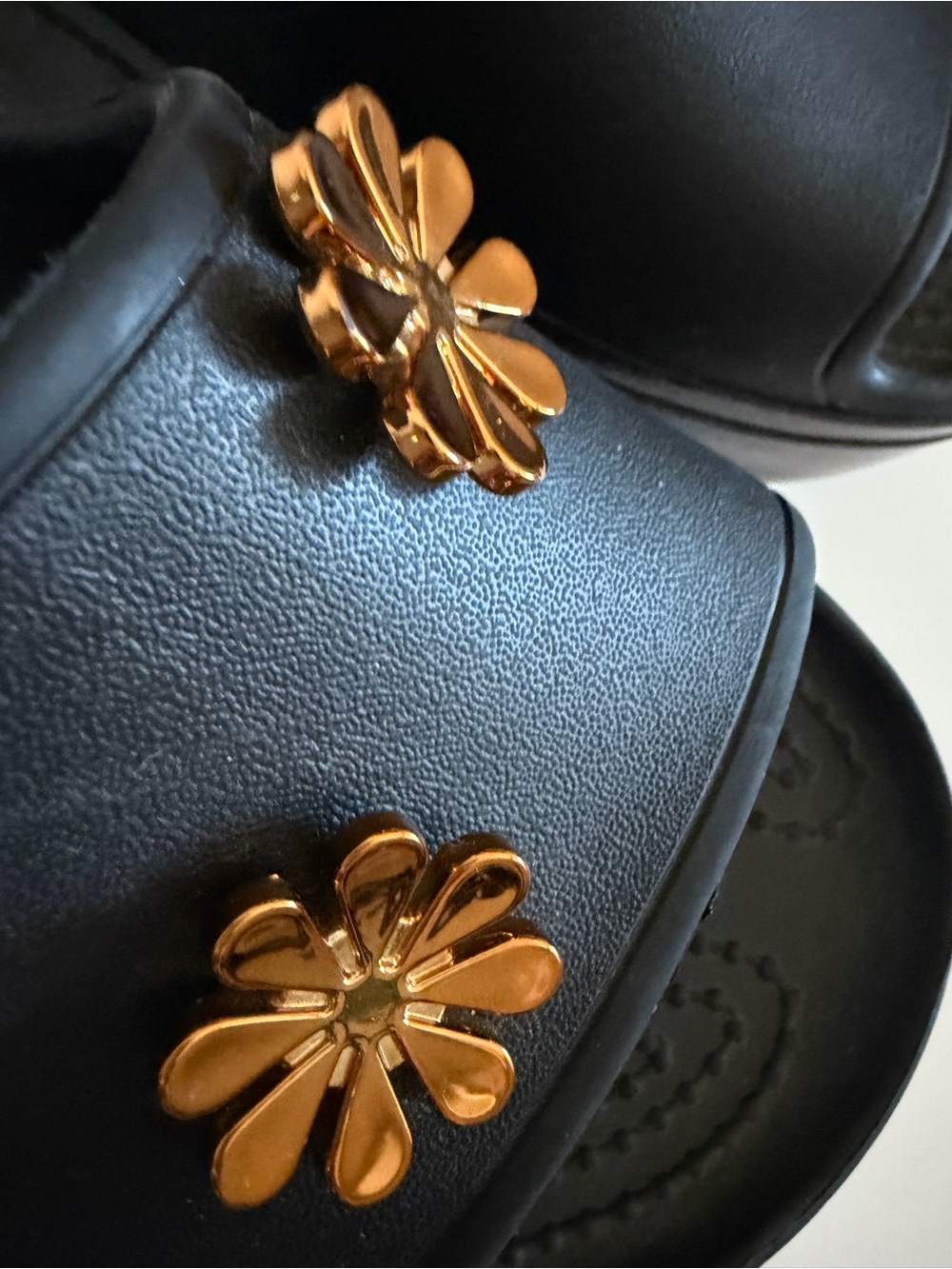 Crocs Crocband Metallic Bloom Platform Slides Gold Black Floral Charms Sz 9 Rare - Picture 6 of 16
